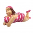 Statue baigneuse allongée en résine maillot fuchsia 80 cm