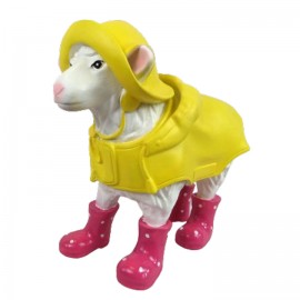 Statue en résine mouton avec vêtements de pluie et bottes fuchsia 72 cm