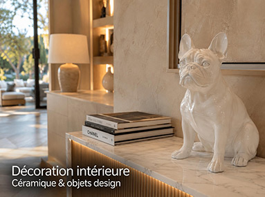 Statue de bouledogue blanc sur une console