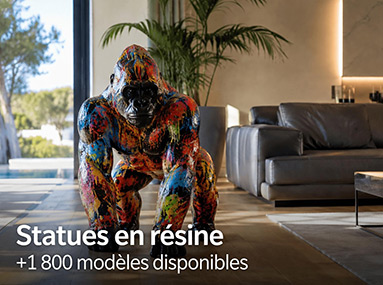 Statue de gorille multicolore dans un salon